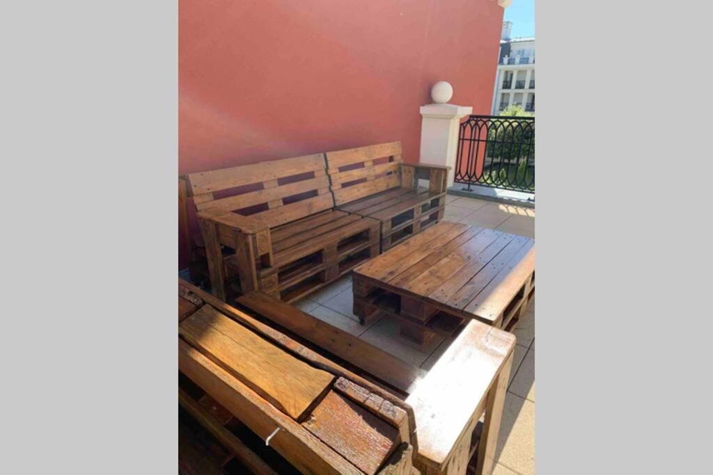 Appartement Terrasse Au Centre De Serris Серри Экстерьер фото